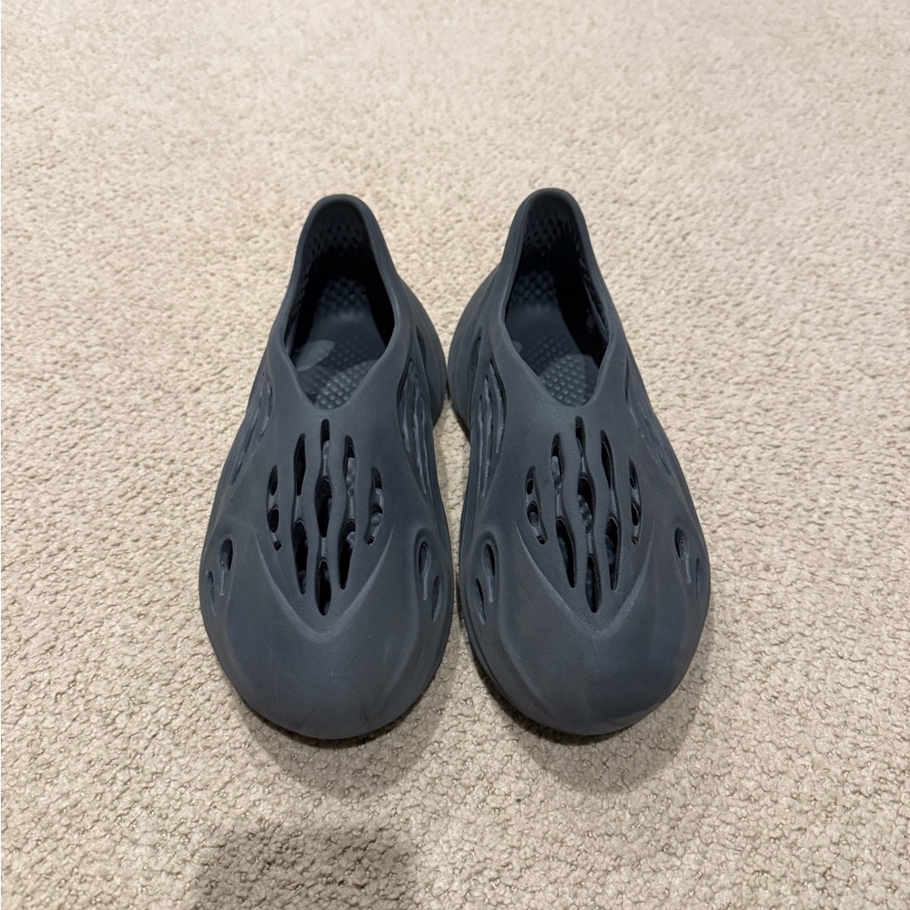 Men’s Yeezy foam runner ‘Carbon’ Size 9